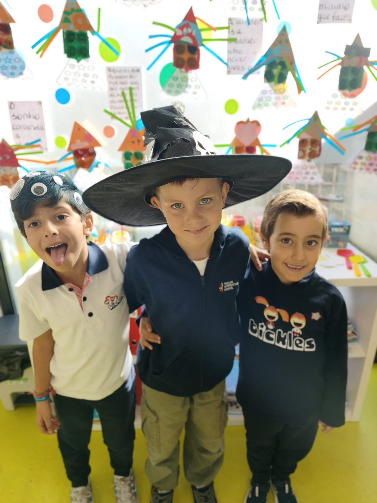 Crianças mascaradas na Halloween Week