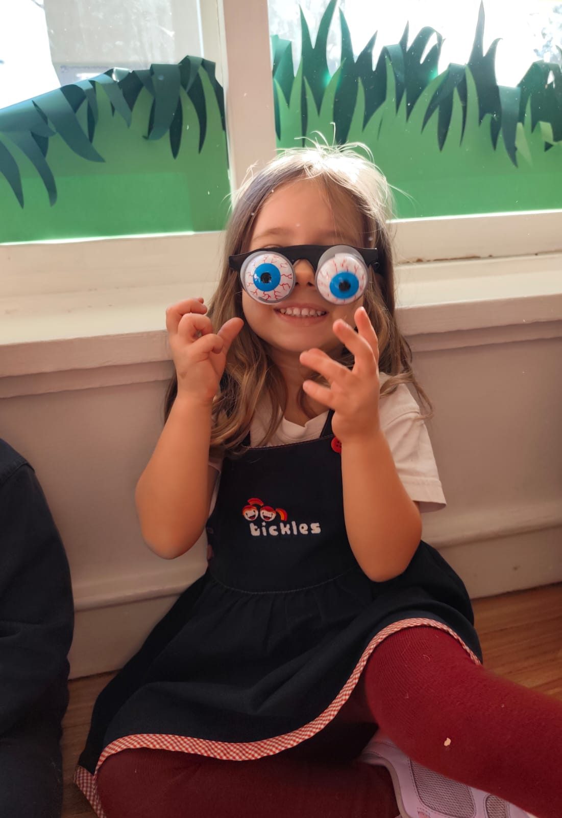 Criança com óculos de olhos esbugalhados