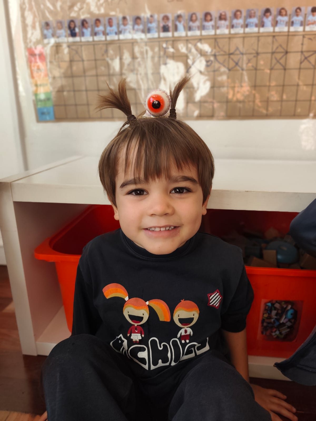 Criança com um penteado de Halloween
