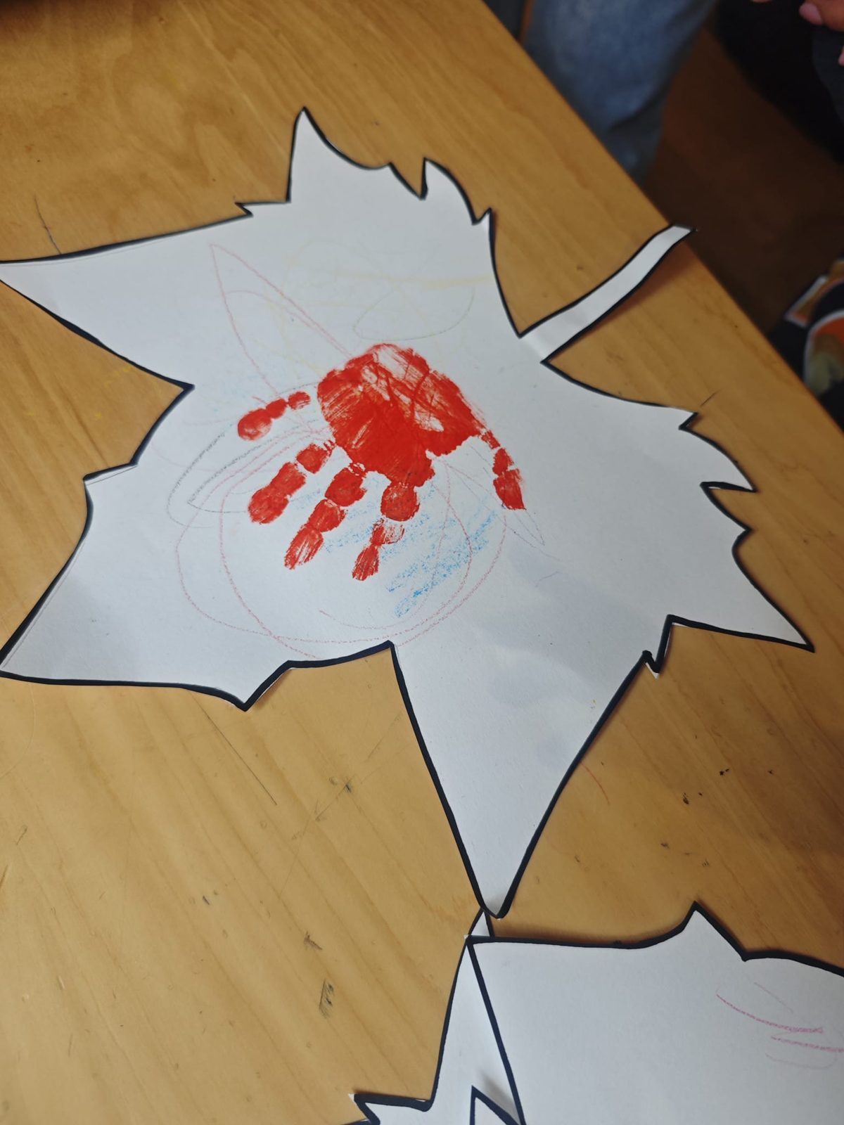 Folha de outono em papel com a marca de uma mão pintada